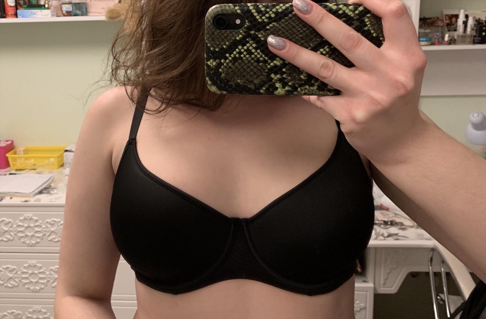 На ог 107 опг 91 взяла 90C, сидит плотно, но ничего не передавливает, комфортный, создаёт красивую форму, незаметен под облегающей одеждой. Пояс на месте, не задирается вверх по спине, держит хорошо. 