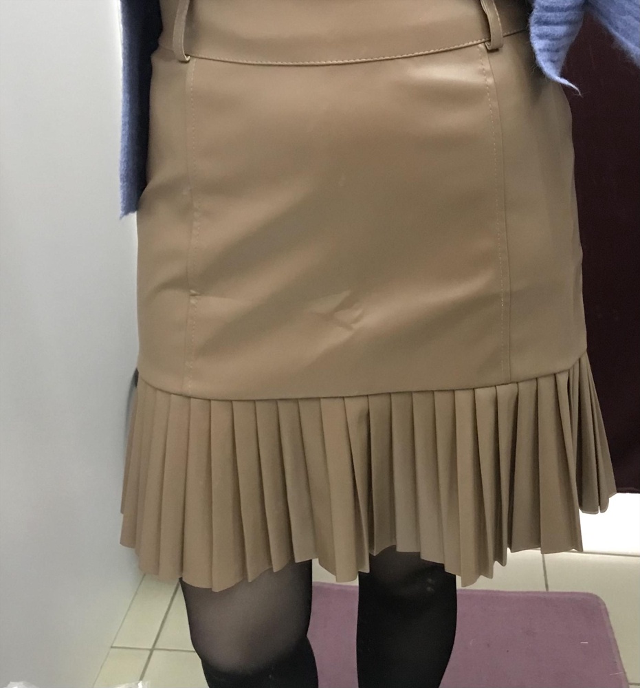 Юбка на первый взгляд достойная,кож зам ещё не знаю как себя поведёт в носке,взяла размер м на 44 размер,сидит не в обтяг,для меня комфортно,есть подклад тоненький,у меня рост 161,выше колена на ладонь юбка.