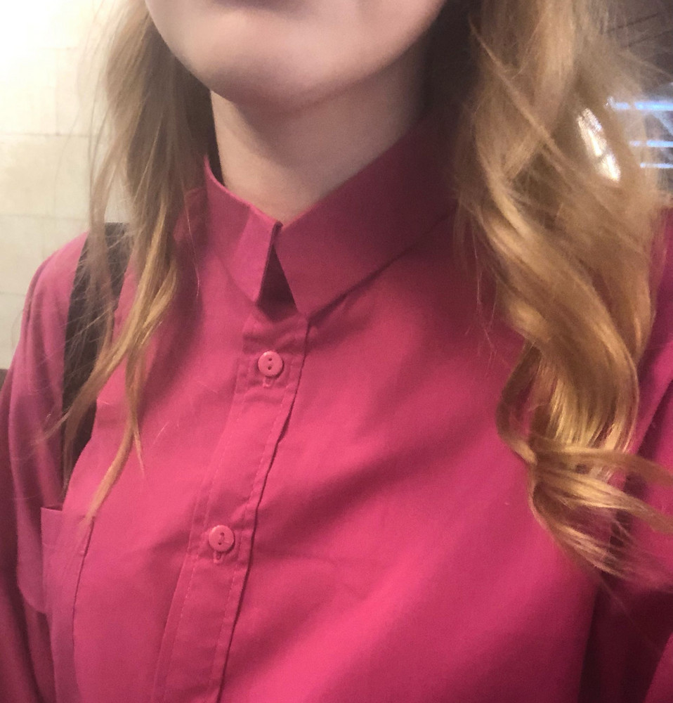 Рубашка нормальная, но ужасно красится, прям ну очень сильно 
