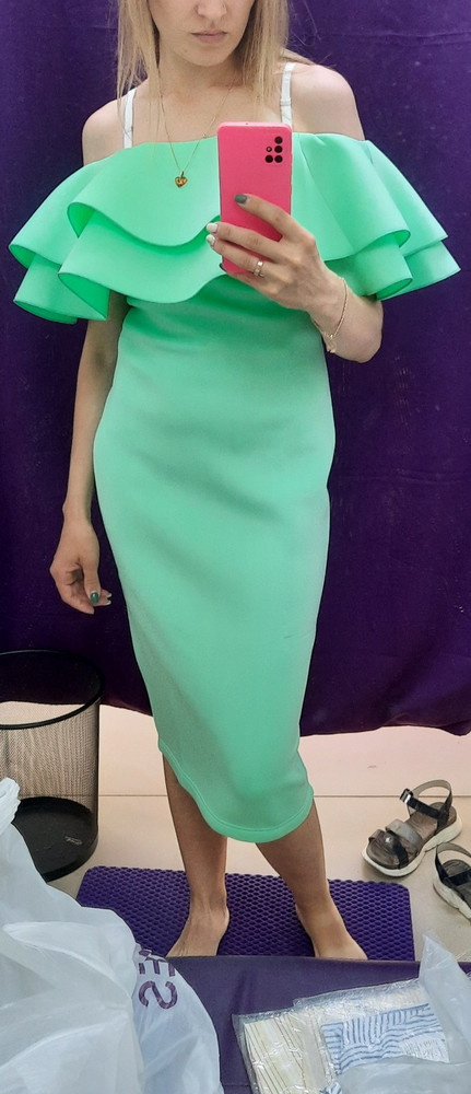 Бесполезно ставить 3 🌟 звезды, все равно оно классное!!! 😄🤗 как и все почти пишут, мне пришло в заломах, Да еще и прям на самих воланах, заказывала m и l размер. Всё таки m в размер на мой 44 - ый. Надевала через ноги, немного колет по бокам швы, вообщем пока отказ, платье по сути на один раз чтоб блЕстнуть! Надеть можно по разному. Кому как нравиться. Закажу на более крутое мероприятие попозже (свадьба сестры). На моё мероприятие решила что-то попроще, так как в жару почти 30 на эту дату я не хочу потеть, тем более праздник будет на улице. На мой рост 170 хорошая длина.