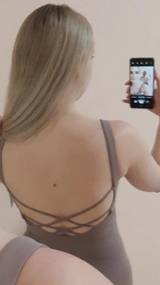 Очень приятная к телу ткань, ношу 42 рр, 42-44 сел идеально. Выбирала между этим костюмом и голубым того же бренда, выбрала этот, скрывает недостатки и круто подчёркивает талию 🙂
