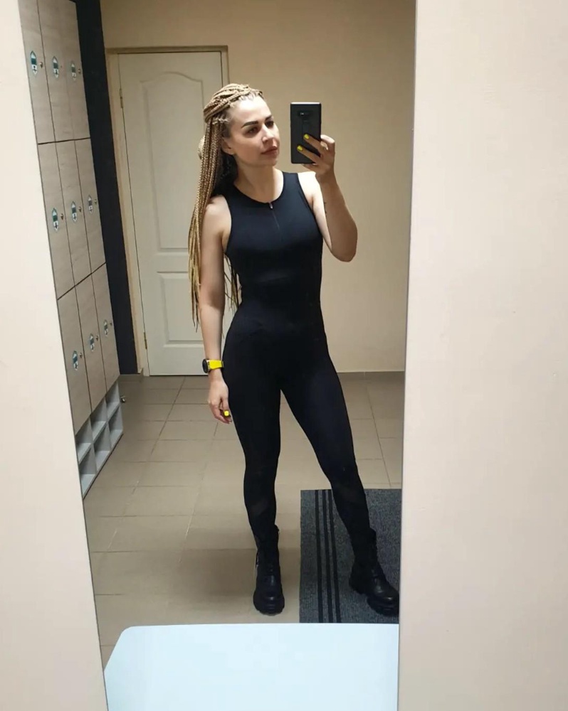 Хороший комбинезон.  Тянется. Заниматься удобно. У меня правда очень тугая молния  , тяжело застегивается.