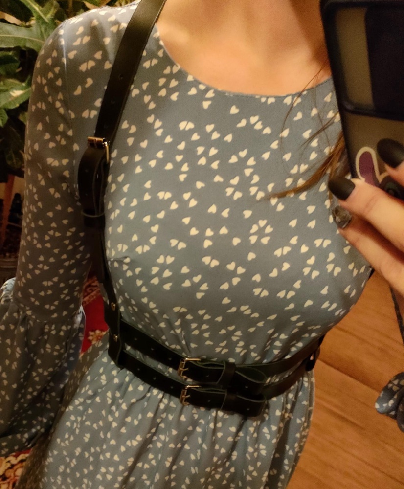 Портупея очень классная, ремни плотные, кожа мягкая, присутствует небольшой запах, но это мелочь.