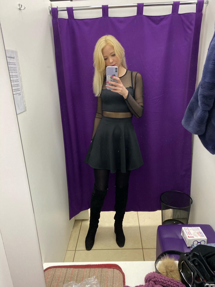 Красивое платье! Отказалась, потому что совсем открытое)