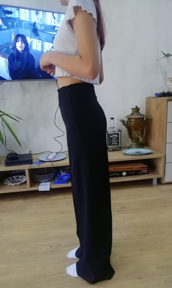 Очень качественные брюки , прошито всё хорошо и ровно , ткань приятная очень , по размеру отлично , длинноваты , подшили.