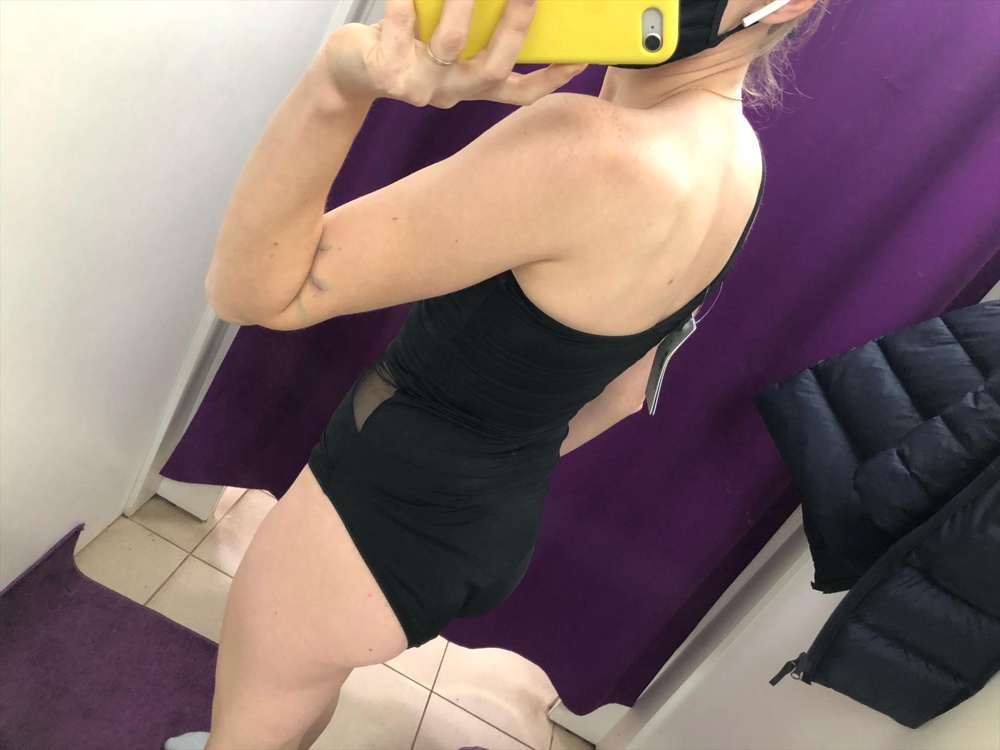 На размеры 157 см 86/68/88 не смогла натянуть на бёдра. Взяла 40 размер, хоть он даже тоже немного врезался в плечо