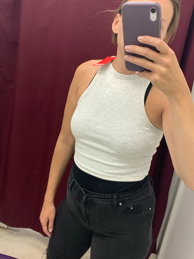 Очень сильно маломерит,  швы толстые, горловина тугая и очень узкая, швы давят. на Швах катушки и за это ещё снимают деньги за возврат 😬