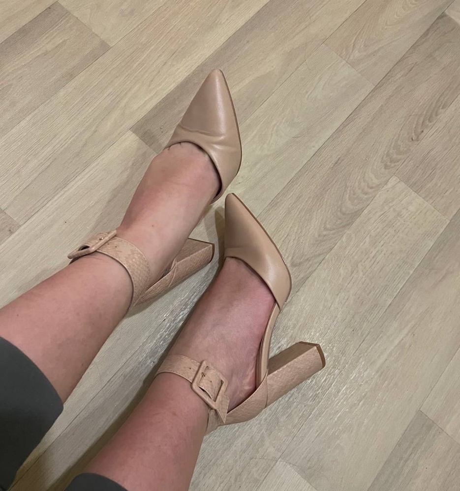У меня всегда было сложно с каблуками, почти все туфли натирали. Эти оказались просто находкой. Брала для особых случаев, но они оказались такими удобными, что надеваю их даже просто на прогулку. Размер в размер, цвет красивый, идёт ко всему