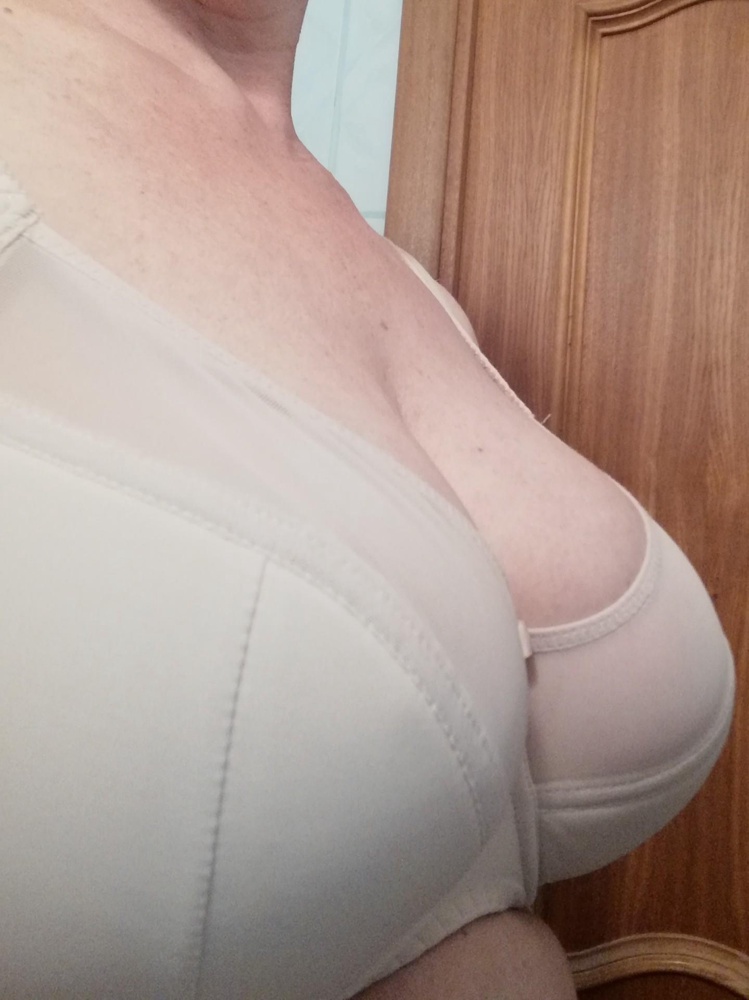 Бюстик понравился выглядит как на фотографии. Выбирала по размерной сетке, но при носке(неделя) в объёме свободно и одна грудь(немного больше) образуется зазор на уровне подмышки. Брала бюстик другого производителя  по параметрам 80 Н, так не смогла застегнуть.Рекомендуют от ОПГ минус 5 смМои размеры ОПГ-85 ОГ-105.