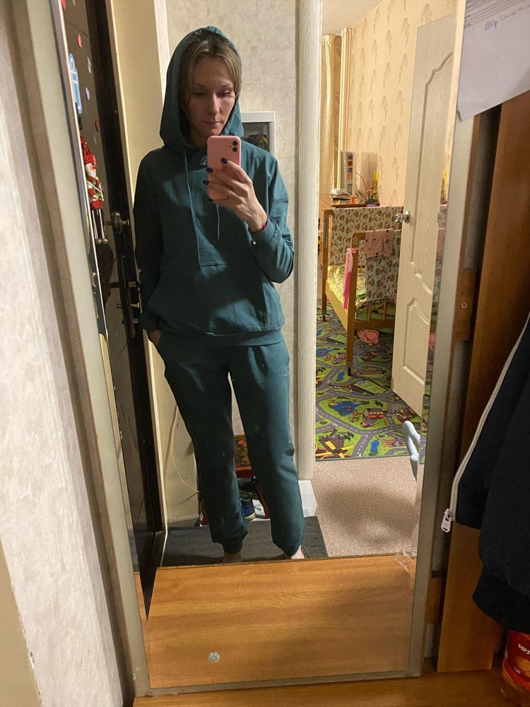 Отличный товар. Супер качество , цвет насыщенный , красивый. На высоких самое то, у меня 183 см , штаны прям по длине на впритык , а как надо !!! Однозначно рекомендую к покупке !!!!