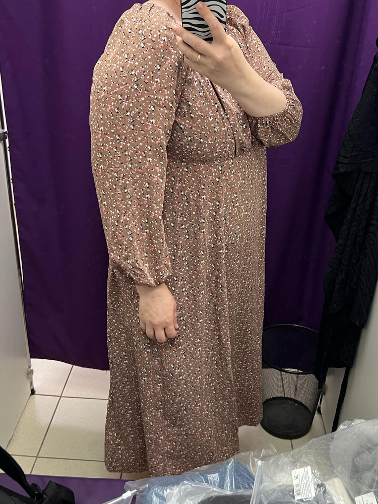 Платье красивое, ткань приятная, длина идеальная. Претензия к размеру. 50-52 мне оказался мал. Хотя я ношу и 48 и 50 обычно. В груди тесновато, рукава короче ,чем на фото на модели. Брала ещё голубое, то что в конце фоторяда, оно ещё меньше, существенно, хотя маркировка такая же. 