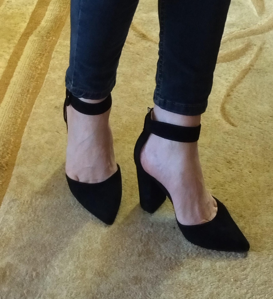 Туфельки просто нереальные! Начитавшись отзывов на свой 36 рискнула заказать 35. Подошли идеально! Очень комфортные, мягкие, удобные! Каблук не чувствуется совсем! Очень удобно сделан ремешок, он свободно двигается, поэтому пряжку можно передвинуть чтобы не давила на косточку, как в некоторых моделях, где ремешок закреплён. Очень нежно смотрится носик ) Спасибо производителю и ВБ за быструю доставку!