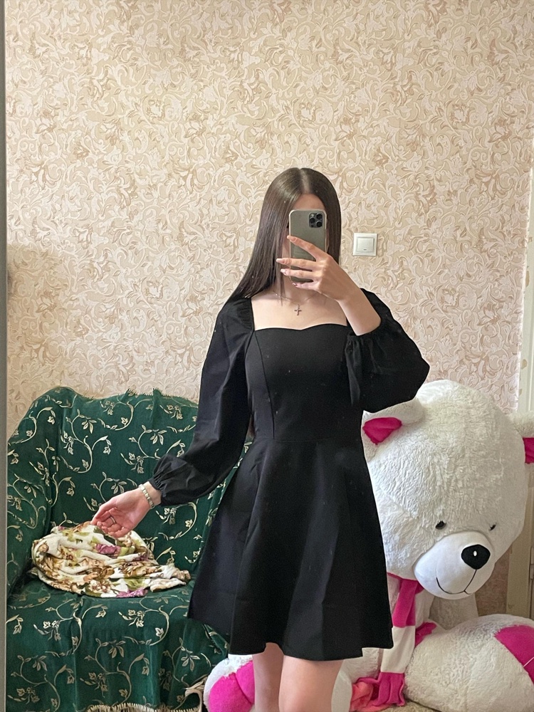 Платье хорошее, ткань не сильно плотная, то что надо. Параметры у меня 87/63/90 , рост 167, 42 размер сел идеально. В районе талии и живота совсем немного свободно, но в груди впритык , поэтому ориентируйтесь по таблице размеров , все сходится . Доставка быстрая , все аккуратно запаковано 