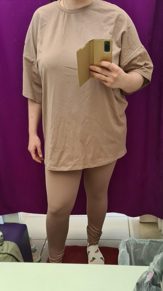 Мне не понравился как на 50р сидит . Мне большеват в штанах был и кажется и футболка большевики для оверсайз.