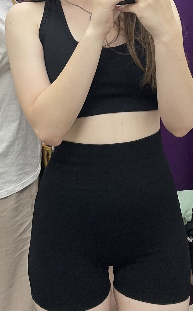 Отличный костюм. Ткань хорошая. Соответствует размеру. 