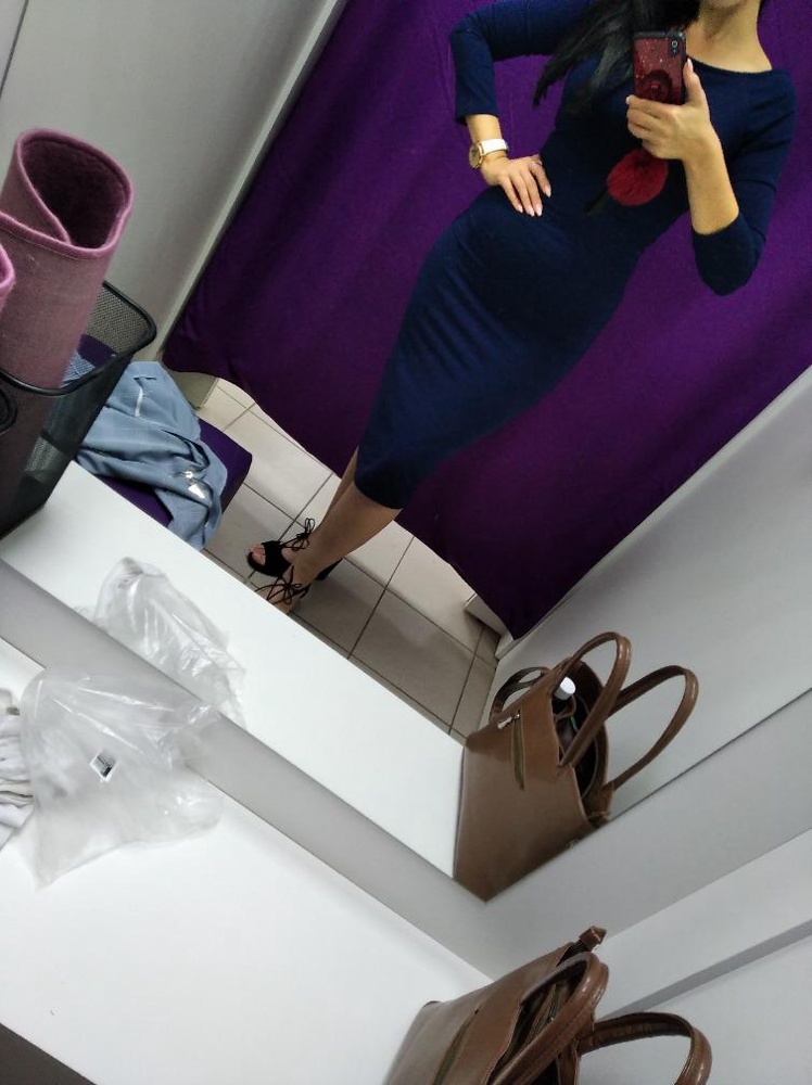 Хорошего качества. Плотное. В размер, соответвует описанию и размерной сетке.Под такое платье желательно бесшовное бельё