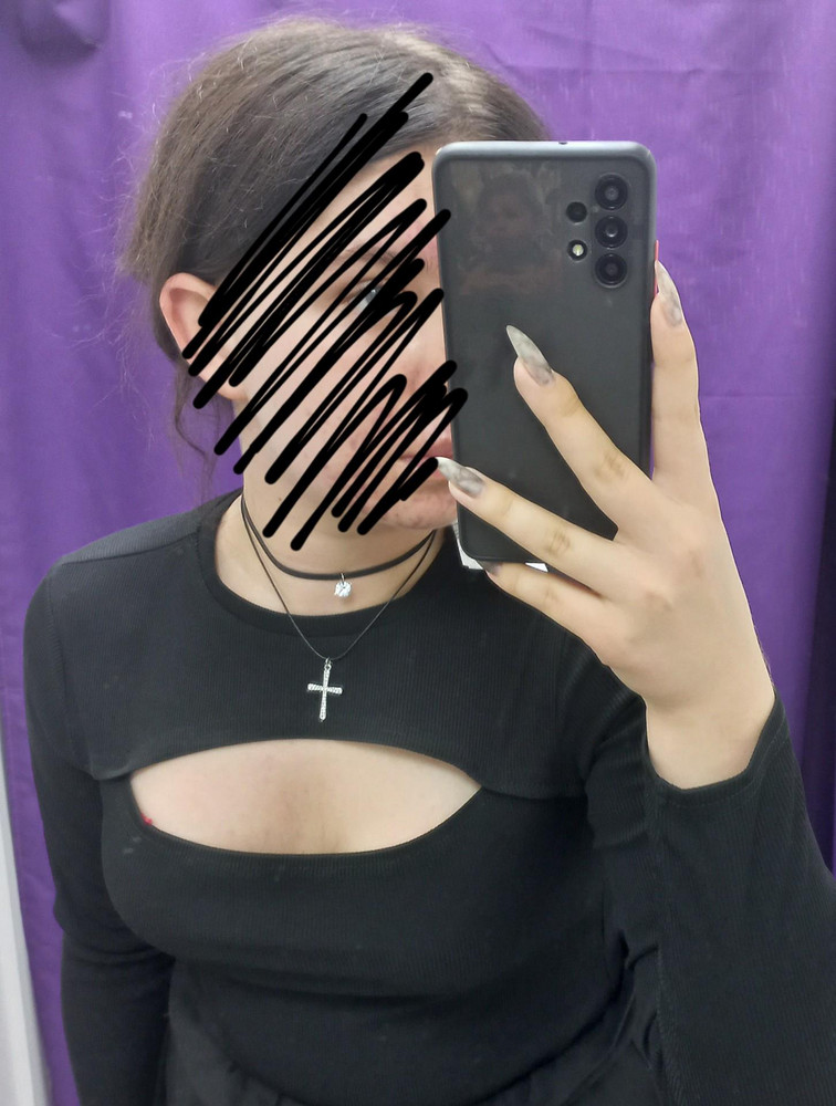 Выглядит максимально классно!
Качество отличное, не слишком толстая.
На меня, как на полного человека, села отлично
Об.гр. 93
Об.тал. 75
Об.бед. 100