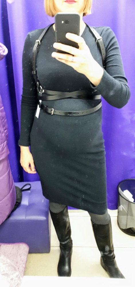 Что только не взбрёдет в голову беременной женщины - например, купить портупею на на сроке 30 недель)))
Итак,  кожа натуральная, с внутренней стороны местами чуть потёртая, ширина не 2 см, как заявлено, а 1,8 см. Ремешки можно отрегулировать. Несмотря на пару минусов, ставлю 5 звёзд. 

(возможно добавлю отзыв через 2-3 месяца :))