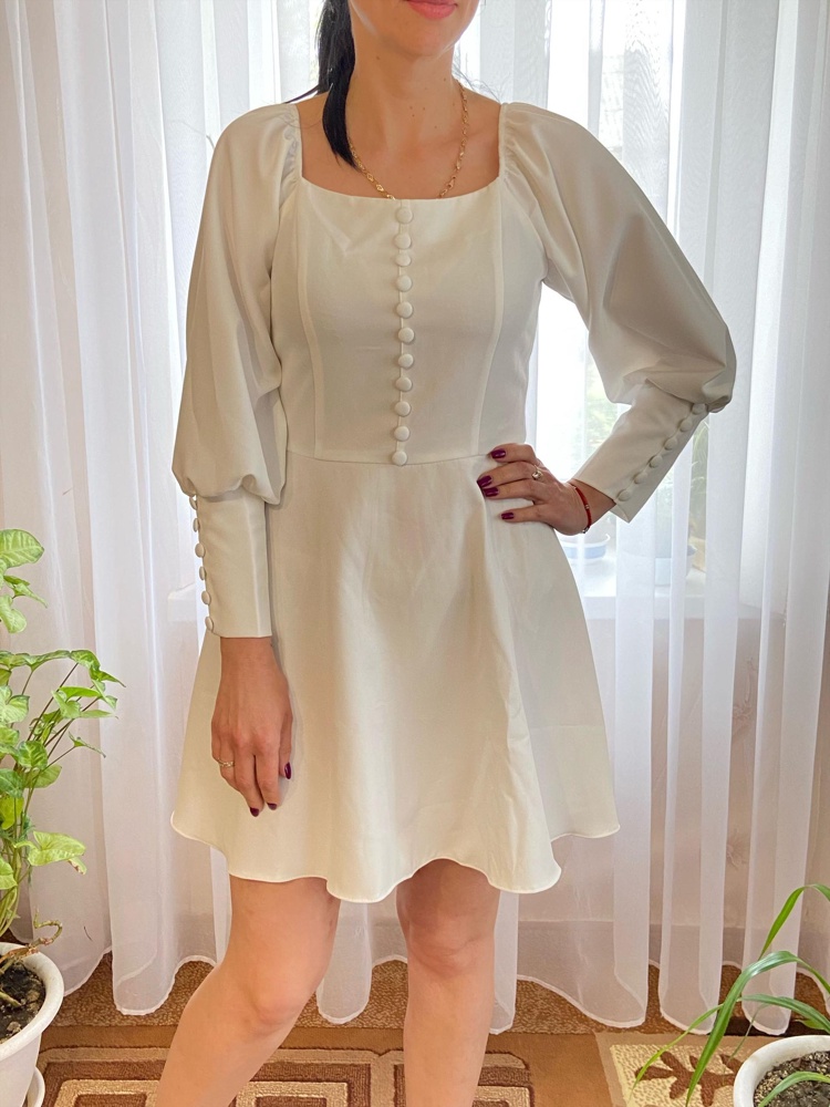 Отличное платье ! Очень хорошо пошито, все аккуратно, нитки не торчат, единственное укоротила длину, т.к не моЯ длина платья была . Ткань плотная, и легкая, не сильно просвечивает . На фото длина уже измерена . 