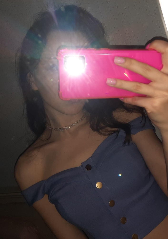 Чокер пришел качественный, в красивом мешочке для хранения. Выглядит дорого. Не передать словами, как красиво блестит колье! Берите, не пожалеете!