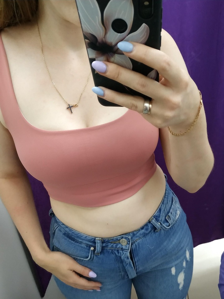 Топ очень крутой, плотная ткань, все очень плотненько сидит ни чего, ни куда не вываливается, сидит отлично, грудь в нем смотрится очень красиво.