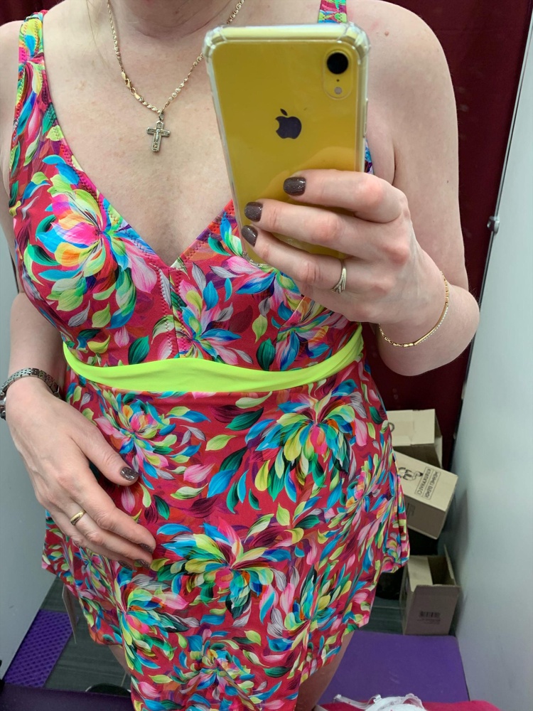 Очень и очень даже,с размером больше 50 смотрится как то не очень,на грудь до 3 размера  только (как по мне )у меня 85В ,маленькая и легла как в кроватку )))) очень удобный и даже в размер,живот скрыл,но я конечно толстая стала и на мой размер беру его только из за юбочки,а так конечно на более стройных и молодых он.Рост 173(100-95-112) Смотрю на фото женщин с «формами» и думаю наверное так же как и я просто нашли в нем что то скрывающее недостаток и выкупили,хотя смотрится как на корове седло