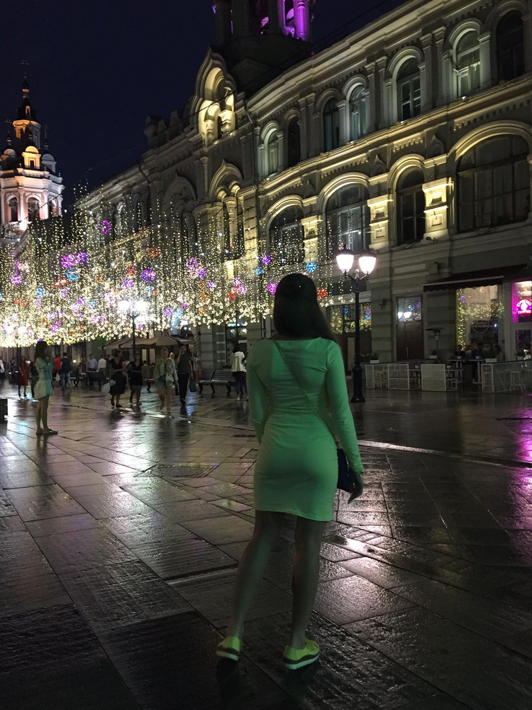 Я не ожидала, что спустя много лет, качество не испорчено. Увидев это платье, напала ностальгия по былым временам, вспомнила нежность ткани, прекрасный крой и классику фасона, и главное, качество износа( покупала первое платье в магазине oodji кукурузного цвета, за три года ни одного катыша и дырочек)заказала и осталась довольна) жаль только цвета того самого нет в наличии.