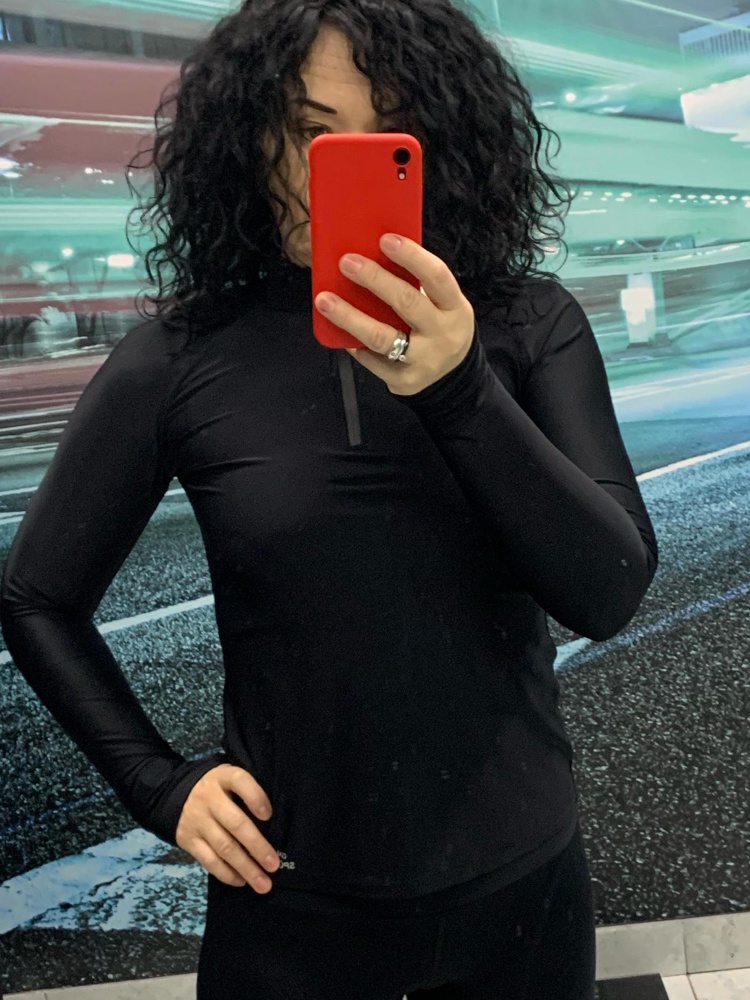 Отличный рашгард! На 46 заказала L подошёл идеально! Сегодня оценила в деле👍🏻думала будет жарко, но все норм! Советую к покупке