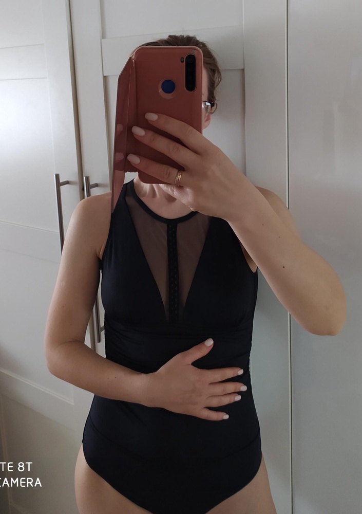 Купальник подошёл✌
Меньше бы придавливал и без того мал.грудь и впивался бы в бока попы. 
Оставила.
С удовольствием буду носить в тот же бассейн. 
Мои параметры:
Грудь 1,5 размер☺,
бёдра 96
Рост 157
Ношу 42-44