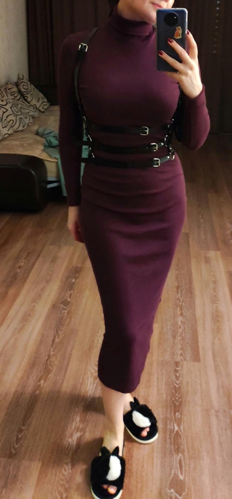 Огнищще! И с платьями, и с рубашкой, и вообще. Ремни мягкие, не красят, фурнитура без претензий, выглядит не дёшево. По ширине огромный запас, для  меня именно это было важно. Моя огромная благодарность продавцу за качественный товар и приемлемую цену.