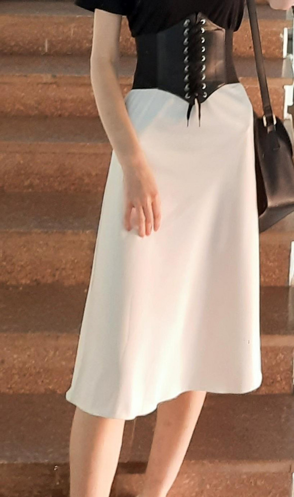 Из плюсов: плотная ткань, не просвечивает смотрится красиво, длина понравилась, пришла почти не мятая
Из минусов: очень сильно мнется, лучше в ней не сидеть, на талию 58 была большевата(но это ожидаемо так всегда), читала что при пошиве используется какая то там техника специальная, ноооо выглядит это ужасно(