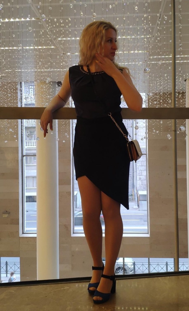 Юбка супер, приятный материал, плотная и необычная.