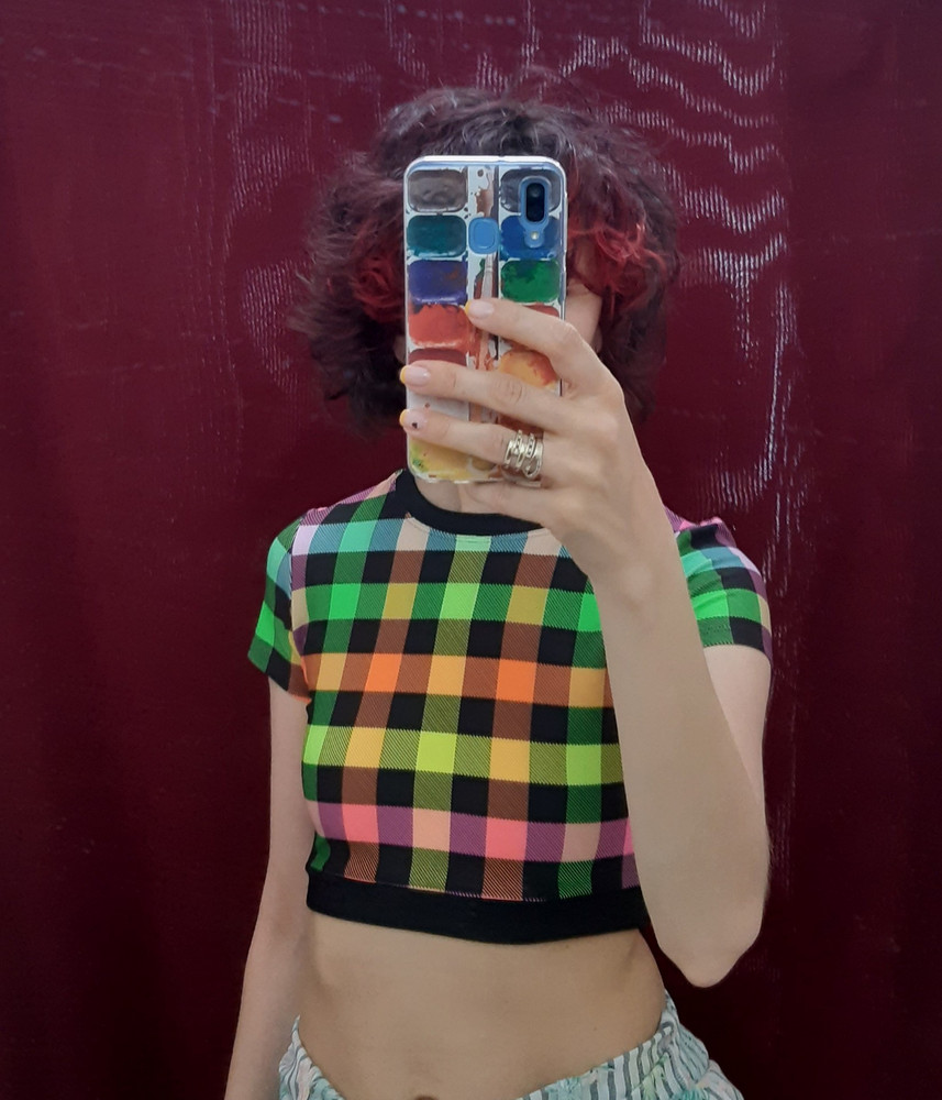 Топ классный. Яркая и рябистая расцветка делает незаметным тот факт, что грудь без чашечек. Универсальный топ, носила и за пределами пляжа. Супер. Рекомендую.