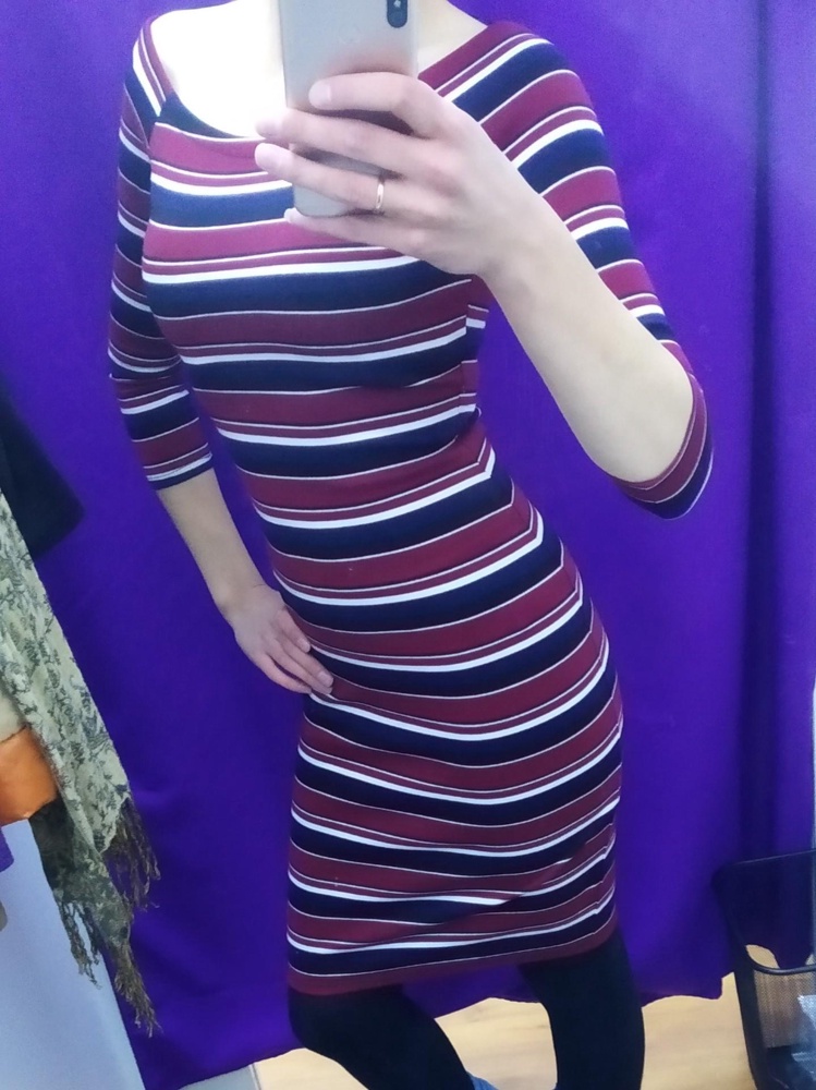 Нормальное платье, брала S на свой 44-46 размер, надевалось чуть чуть туговато но думаю со временем чуть растянется, на свой рост 175см длина хорошая.