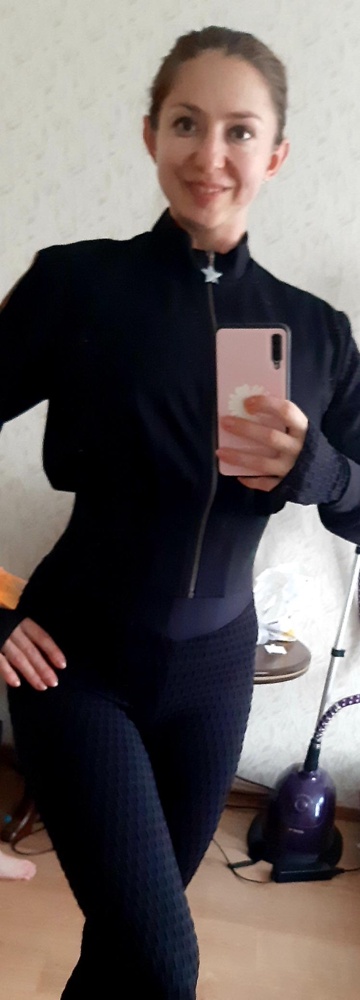 Приобрела корсет Pro для быстрого восстановления после третьих родов и более эффективных тренировок в зале. Талия была 70 или чуть больше. Взяла размер S. На первом фото (дома) впервые в корсете, на 3-5 день после родов, одевала с помощью мужа на самые крайние деления. Носила по часу в день, как и рекомендует производитель. Одевался с трудом первые раза три. Впечатления потрясающие! Очень-очень быстро подтянулся живот, тренироваться удобно, так как корсет при своей хорошей утяжке и поддержке спины еще и эластичный (за счет латекса) - не сковывает движений, можно спокойно выполнять наклоны, танцевать, прыгать. Не заметен под одеждой. Спустя 2 месяца ношения, раз в 2-3 дня, корсет стал настолько легко одеваться, что решила вот сейчас приобрести новый меньшего размера.
Считаю, что вещь очень качественная, нужная и эффективная, если подходить комплексно. Смело рекомендую! 👍
С огромной благодарностью производителю и магазину!🥰