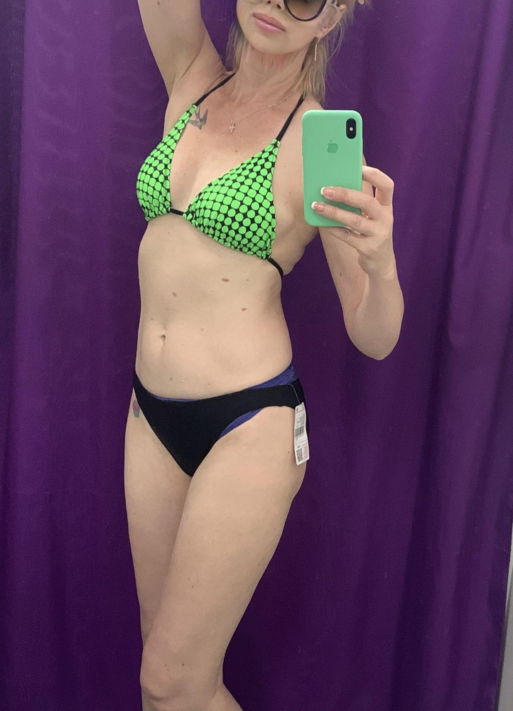 Спасибо за быстрою доставку, заказала вечером, днём доставили в пункт выдачи.Рекомендую взять на размер больше у кого грудь не большая, а попа не маленькая. В магазинах купальник выйдет дороже!Рекомендую