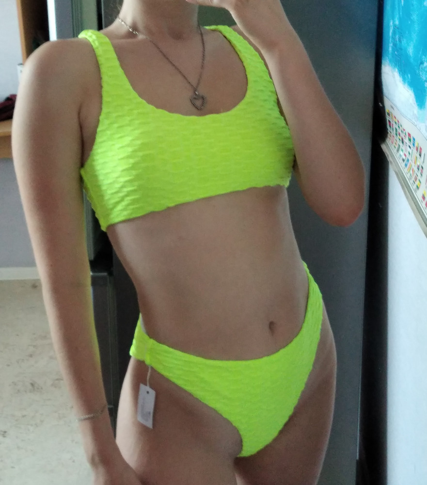 Шикарный купальник. Яркий цвет, соответствует фото. Ткань плотная двойная, не просвечивает. Плавки высокие. 