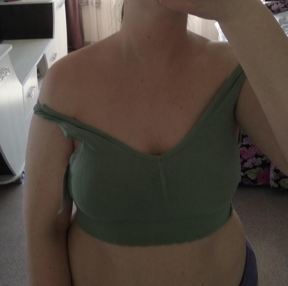 Очень приятный к телу, хорошо сшит, но мне не подошёл. Я думаю подойдёт на девушек с "плечами", у меня плечи покатые, поэтому немного движения и топ спадает. Внутренние чашки на грудь, расположенную близко друг к другу и не больше второго размера. В моем случае чашки все мятые, не стала их доставать, это видно было и через ткань. Ну и топ весь в зацепках. Однозначно возврат.