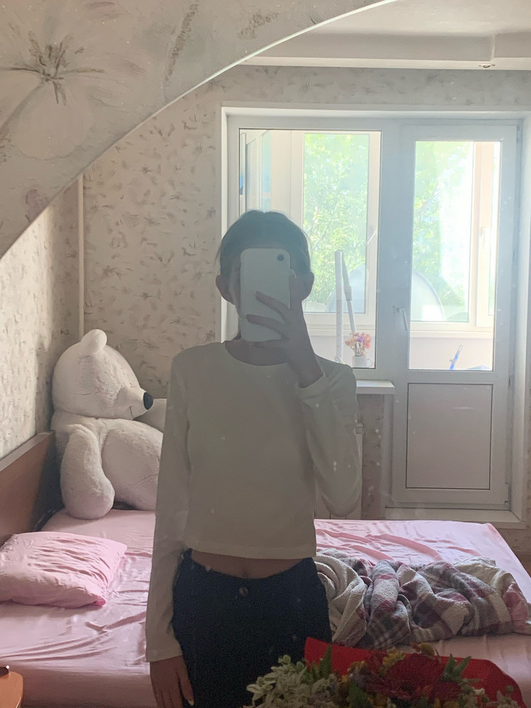 просвечивает, в талии слегка широковат, но я брала на размер больше по советам. на фотке xs . материал мне не очень понравился ощущается как синтетика, но в принципе неплохой