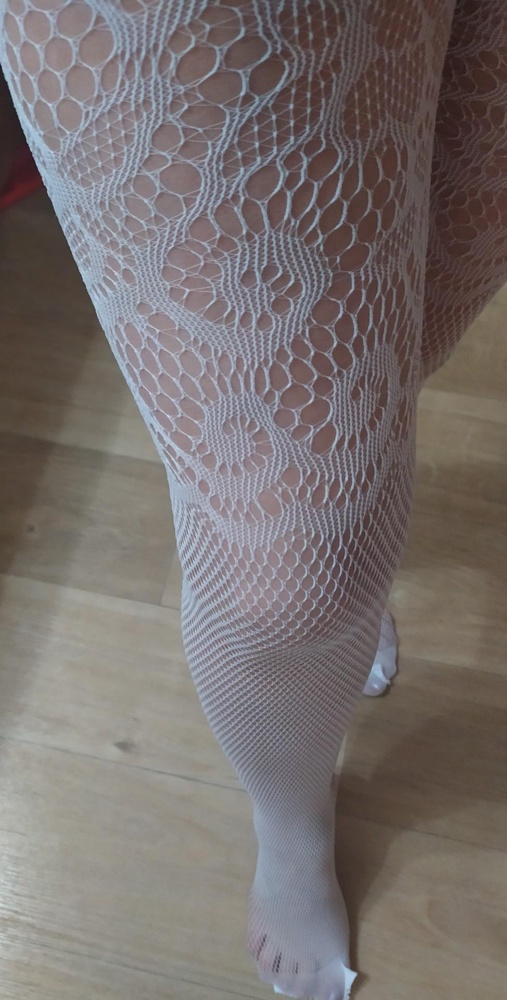 Прикольная штучка конечно , очень приятная на ощупь, цвет белый безразмерная лямки правда длинноваты , но я их одеваю по разному