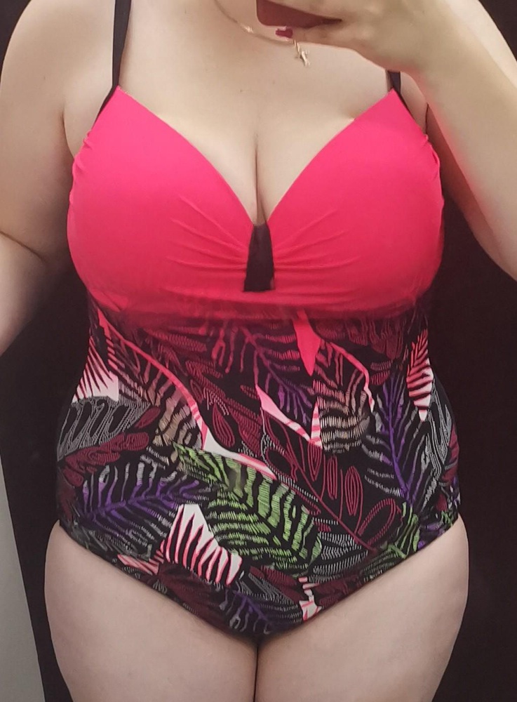 Мой размер 52. Взяла 54 т.к. верх вечно мал ( 100F ) . Отлично сел.  Грудь держит , лямки не слетают.  Очень комфортный!