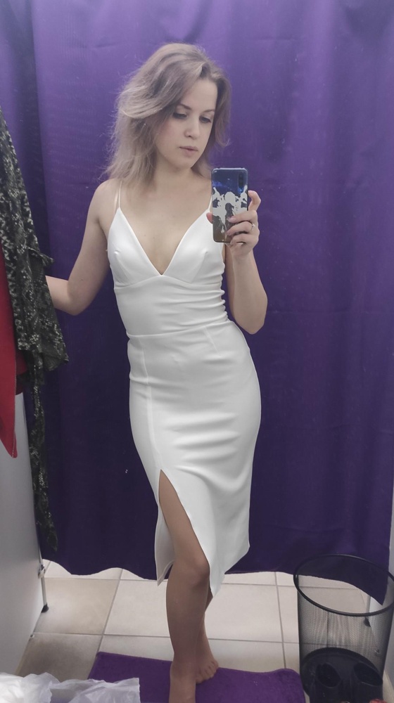 Очень красивое,но тепло под него нужно.. ну как у модели. Без жирочка, ибо белье видеть как сжимает и даже небольшой животик видно. Жалко. Материал очень приятный, швы все аккуратные