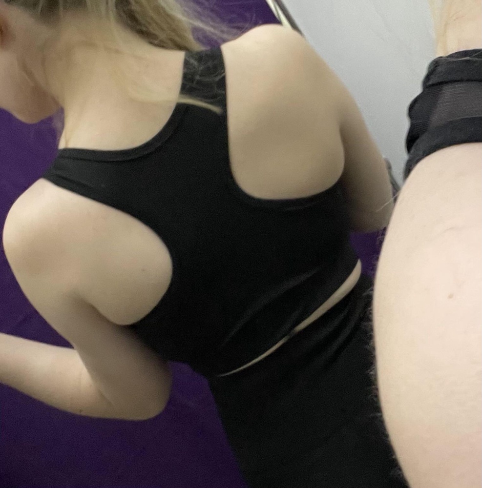 Топ интересный, но непрактичный, неудобный. Не знаю как в тренажёрном зале можно в нем заниматься. Ткань тонкая, хоть и не просвечивает, нет чашечек. Возврат.