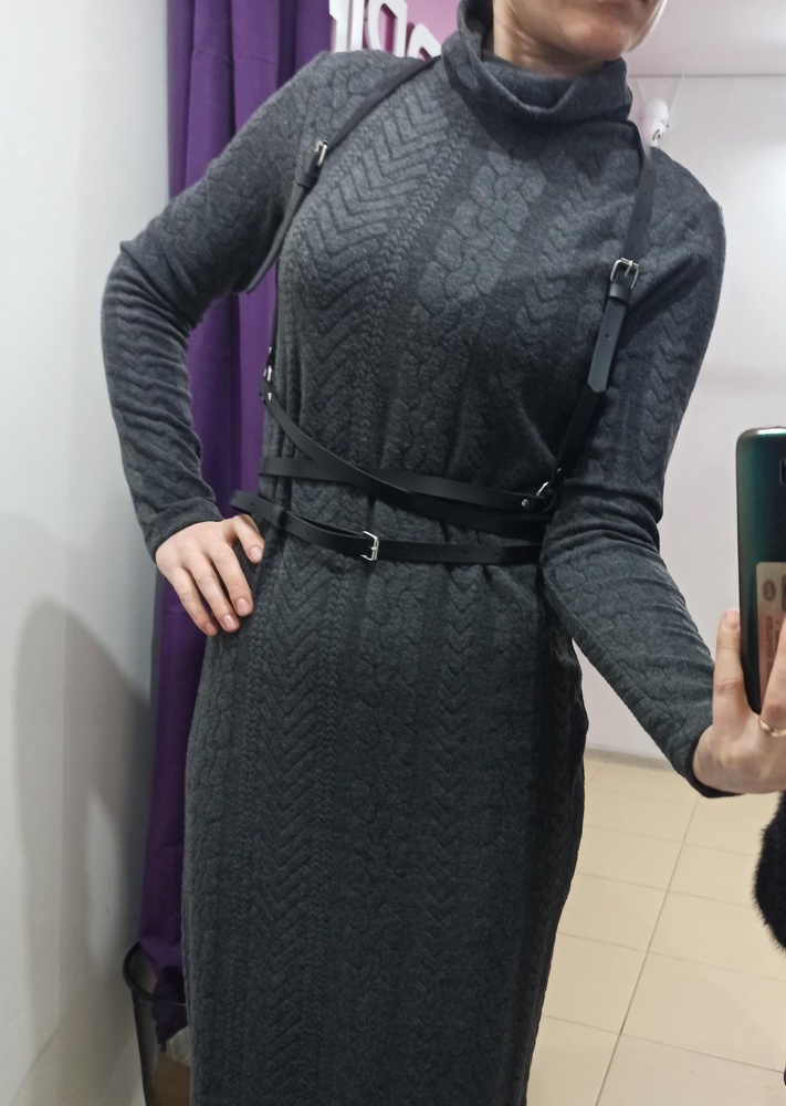 Всё отлично. Ремешки можно регулировать, можно обрезать, кому длинные - края обрезные. Лёгкая, удобная, на теле не ощущается.