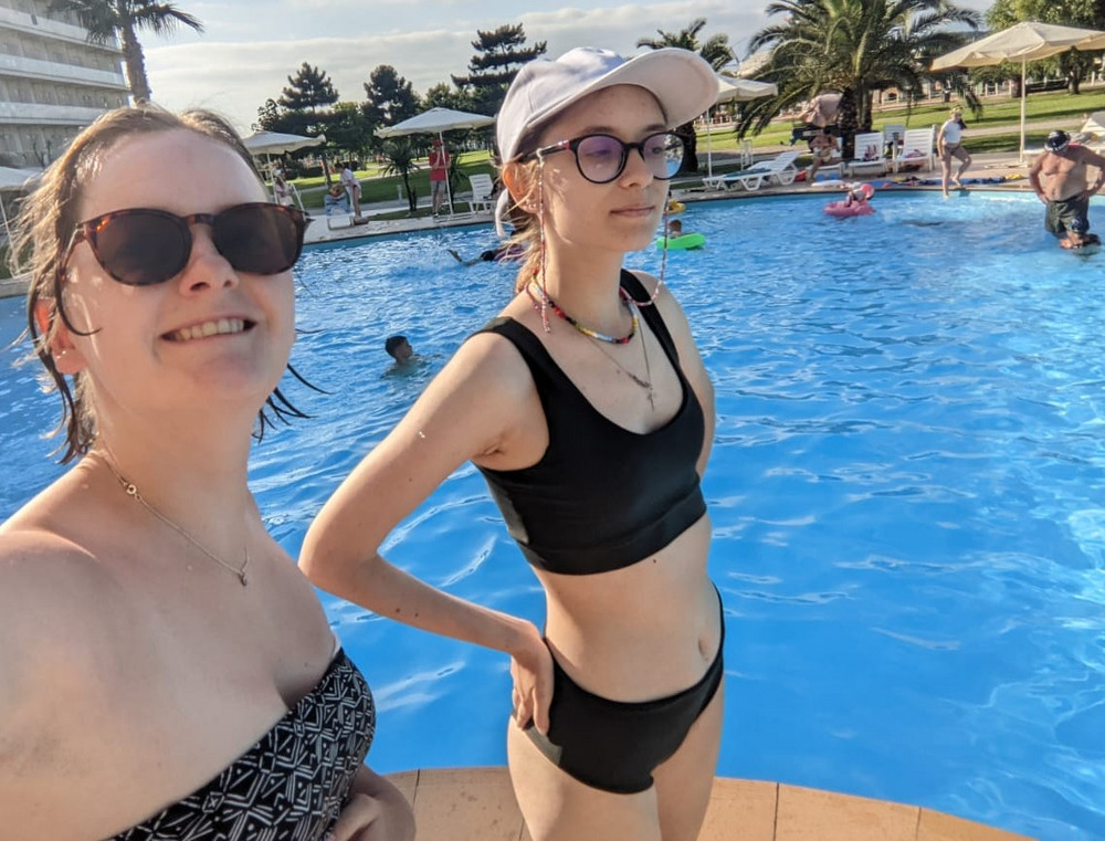 Хороший недорогой купальник. Брала дочери на 165,47 кг. 84-64-94. Цвет и правда зеленоватый. Нужно было срочно перед отпуском. Забрали ей понравилось.