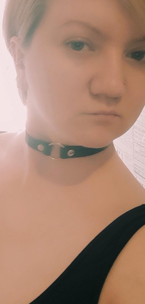 Сделан качественно. Смотрится классно! Максимальный обхват шеи 40 см. Более не позволит отверстие для застежки.