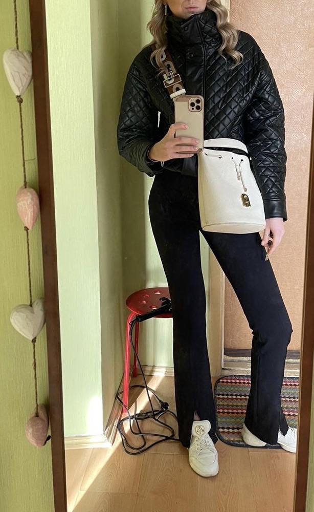 Очень красивые брюки, сели отлично, резинка в поясе делает комфортной носку (между нами девочками, можно покушать и ничего не давит).  Я ношу и с каблуком, и с лоферами, и с кроссовками. Можно застегнуть молнию и получается как брюки клэш, а еще носила с сапогами трубами. Ткань красивая и не жарко в них летом будет. Куплю ещё чёрные потому, что это мои лучшие брюки, влюбилась! 