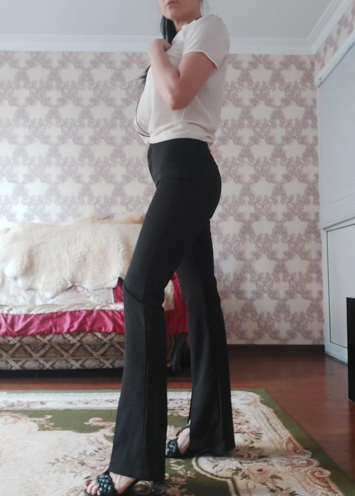 Брюки  супер.  На рост 1.70 длинна брюк  с запасом на каблук.