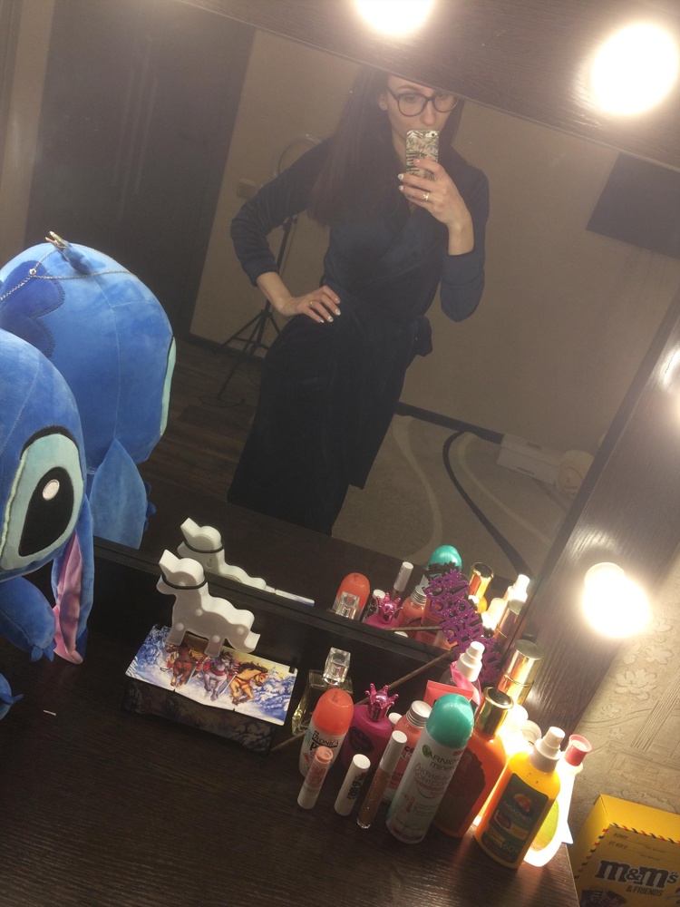 Очень хороший халатик, мягкий и тёплые, очень приятный к телу. Цвет как на фото (синий), красивый( мои фото искажают цвет). Идёт размер в размер. На 42 взяла 42, сел как влитой. Но, нужно учитывать, что запАх небольшой, поэтому кто любит посвободнее, то лучше брать на размер больше.