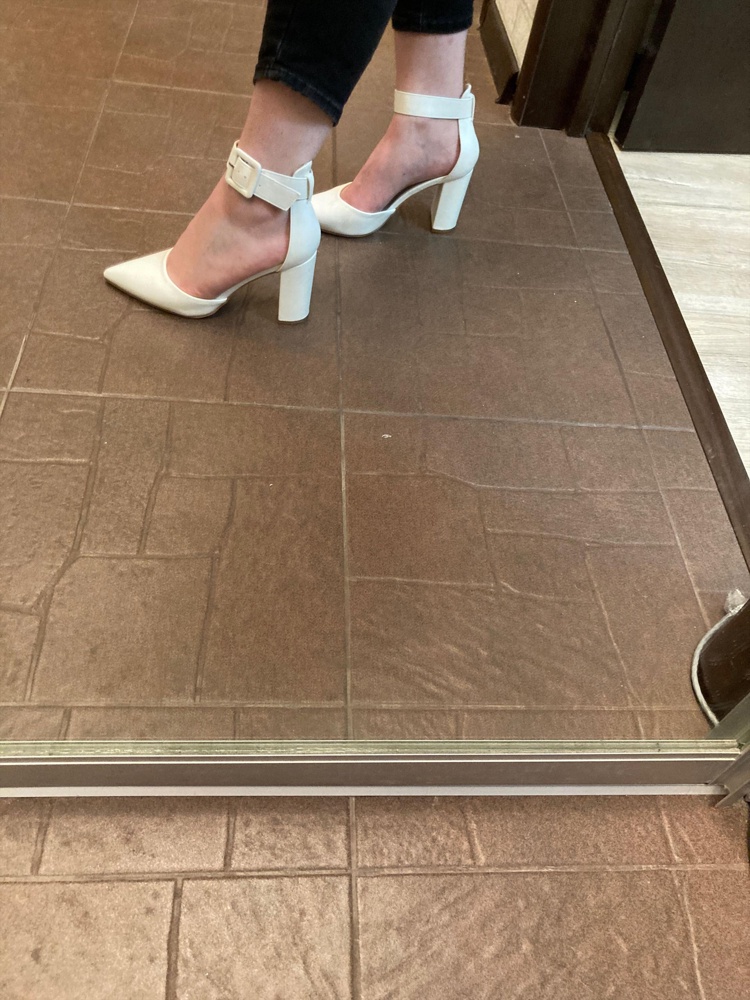 Размер соответствует моему 37, на 23.5 подошли,удобные, пришли быстро,аккуратные,красивые! Долго не могла найти подходящую модель на свадьбу,эти туфли рекомендую,можно и повседневно ходить!